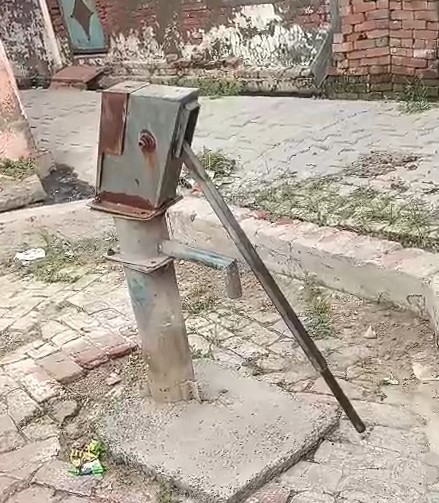 नगला भूरा में सरकारी नल नहीं होने से पानी के लिए परेशान ग्रामीण, डीएम से लगाई गुहार