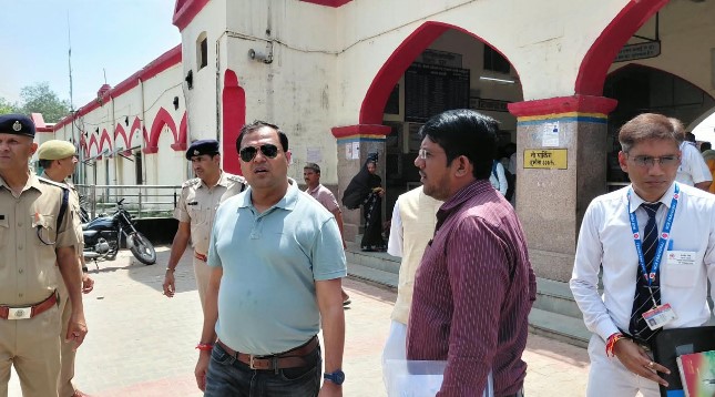 हाथरस जंक्शन पहुंचे डिप्टी जीएम, CCTV और यात्री सुविधाओं का लिया जायजा, बढ़ेंगी सुविधाएं, 24 नए आवास और बड़े पार्किंग स्थल की तैयारी