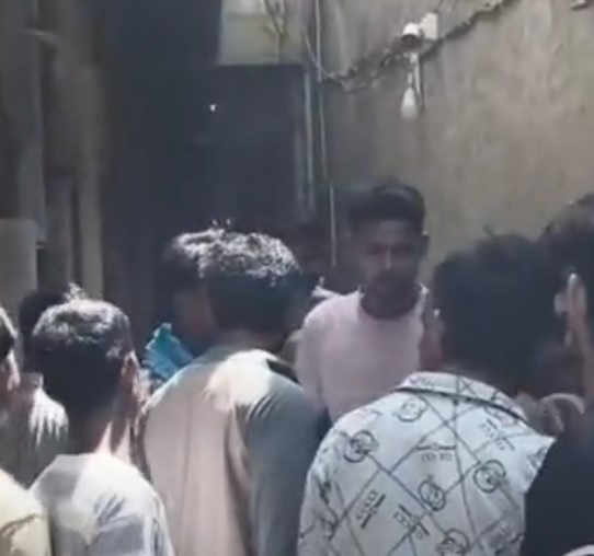 इंडक्शन चूल्हे बेचने पहुंचे सेल्समैनों पर ठगी का आरोप, गिजरौली में हुआ हंगामा