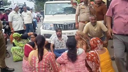 सड़क-नाली निर्माण को लेकर विधायक के आवास के निकट हुआ हंगामा, महिलाओं ने दिया धरना