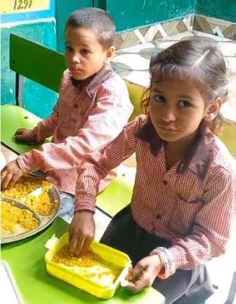 मिड-डे मील के मेन्यू की उड़ी धज्जियां, हसायन के चार परिषदीय स्कूलों में रोटी-सब्जी की जगह बांटी तहरी