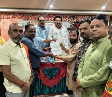 सिकंदराराऊ रेलवे स्टेशन पर बंद आरक्षण सुविधा शुरू कराने की मांग, सांसद को सौंपा ज्ञापन