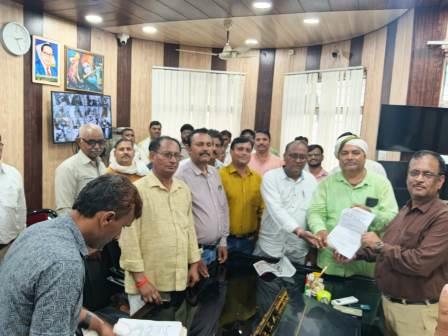 हाथरस में डिजिटल उपस्थिति के खिलाफ लामबंद हुए शिक्षक, बीएसए को दिया ज्ञापन