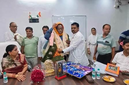 सादाबाद : सेवानिवृत्त हुए नपं के वरिष्ठ लिपिक अनुपम गुप्ता, नगर पंचायत कार्यालय सभागार में हुआ कार्यक्रम, सम्मान के साथ हुई विदाई