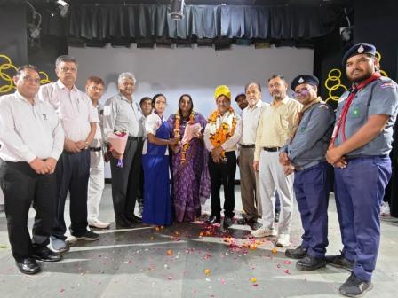 सेवानिवृत्ति पर जिला विद्यालय निरीक्षक संत प्रकाश को दी भावभीनी विदाई