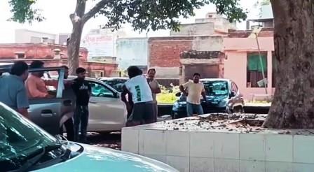 CMO कार्यालय परिसर में दो युवकों में मारपीट, लात-घूंसों की बरसात का वीडियो वायरल