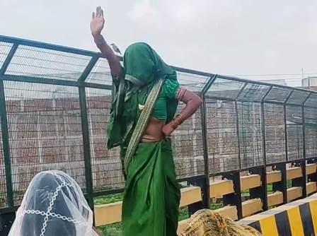 सादाबाद : रील के लिए महिला ने हाईवे पर किया डांस, सोशल मीडिया पर ख्याति के लिए जान जोखिल में डाल रहे लोग, पुलिस करेगी जांच