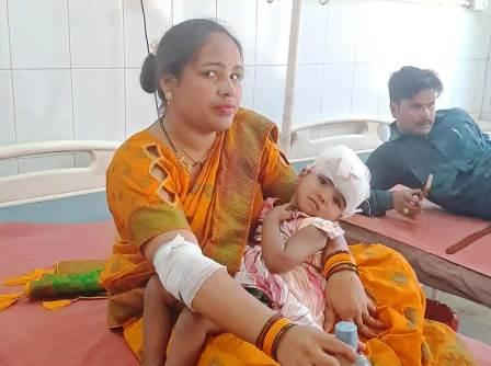 सादाबाद : सड़क हादसे में बाइक सवार दंपति और बच्चा घायल, छाबी मियां बाग के निकट ट्रैक्टर ट्रॉली ने बाइक सवारों को मारी टक्कर