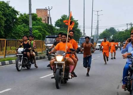 सादाबाद : पहले सोमवार को डाक कांवर लेकर पहुंचे भक्त, जगह जगह भोले की जय जयकार करते दिखे भक्त, मंदिरों में रही भीड़