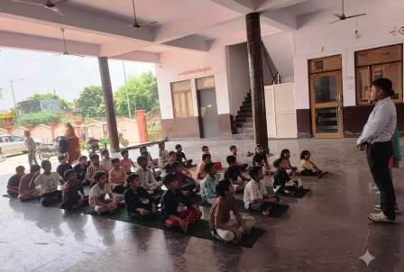 सादाबाद : विहिप ने बच्चों को पढ़ाया नशा मुक्ति का पाठ, निजी कोचिंग सेंटर पर विहिप कार्यकर्ताओं ने चलाया जागरूकता अभियान