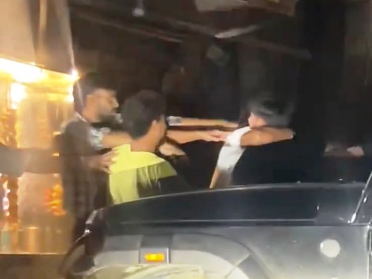 आगरा-अलीगढ़ रोड पर फास्टफूड दुकान के सामने भिड़े दो गुट, लाठी-डंडे चलने का वीडियो वायरल