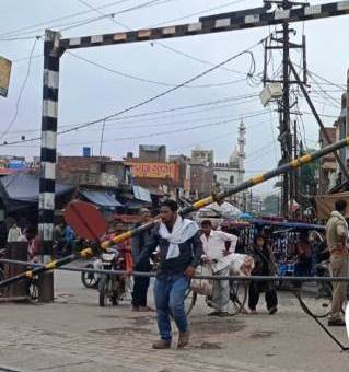ई-रिक्शा चालक की लापरवाही से इगलास अड्डे का फाटक क्षतिग्रस्त, इगलास अड्डे पर मची अफरा-तफरी, बाल-बाल बचे राहगीर, कुछ देर प्रभावित रहा यातायात