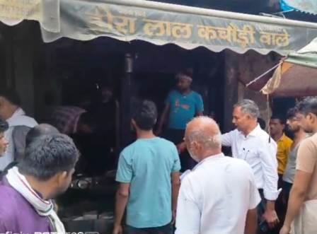 तालाब चौराहे पर धुएं के विवाद का प्रशासन ने कराया निस्तारण, भट्ठी बंद कराने के साथ हटवाया अतिक्रमण