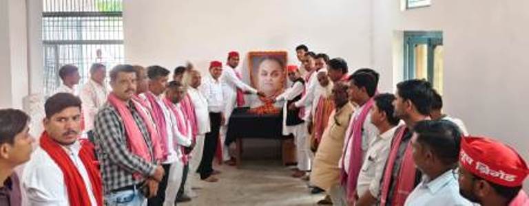 हाथरस में समाजवादी चिंतक जनेश्वर मिश्र की जयंती श्रद्धा से मनाई, समाजवादी मूल्यों पर चलने का लिया संकल्प