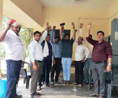 सादाबाद : मांगों को लेकर कार्य बहिष्कार की चेतावनी, विभिन्न मांगों को लेकर आठ दिनों से प्रदर्शन कर रहे बिजली कर्मचारी