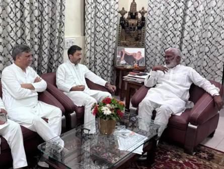 सादाबाद : विधायक ने मंत्री के सामने रखी खारे पानी की समस्या, किसान, क्षेत्र से जुड़ी समस्याओं को लेकर विधायक गुड्डू चौधरी ने जल संसाधन एवं कृषि मंत्री को सौंपा ज्ञापन