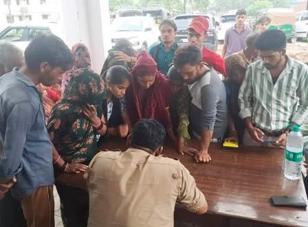 सादाबाद : महिलाओं के साथ मारपीट करने का आरोप, गांव हरबल गढ़ी का मामला, खेत पर चारा लेने गई थी महिलाएं