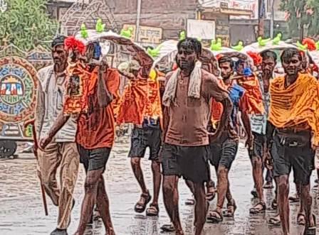 सादाबाद : मूसलाधार बारिश में भी नहीं कावड़ियों के कदम, झमाझम बारिश के बीच भी सुनाई दी बम भोले की गूंज