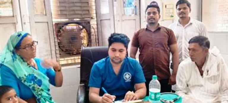 सादाबाद : शिविर में स्वास्थ्य लाभ लेने उमड़ी भीड़, स्थानीय गुप्ता हॉस्पिटल में आयोजित फ्री स्वास्थ्य शिविर में 170 लोगों ने लिया लाभ