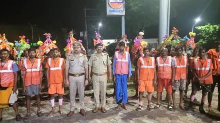 कांवड़ियों की सुरक्षा के लिए हाथरस पुलिस की पहल, रिफ्लेक्टर जैकेट बांटकर किया जागरूक