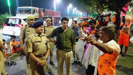 कांवड़ श्रद्धालुओं से मिले डीएम-एसपी, व्यवस्थाओं का लिया जायजा; सुरक्षित यात्रा की अपील