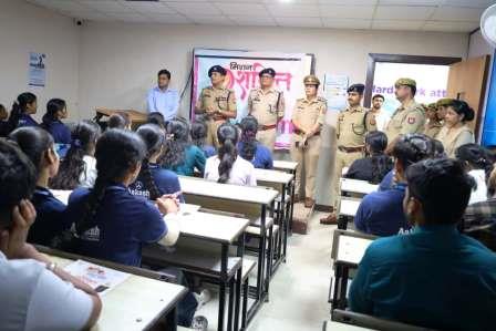 छात्र-छात्राओं के बीच पहुंचे एसपी, बोले- सुरक्षित समाज के निर्माण में युवाओं की भूमिका अहम, आज शाम अलीगढ रोड स्थित एक इंस्टीट्यूट पहुंचे एसपी