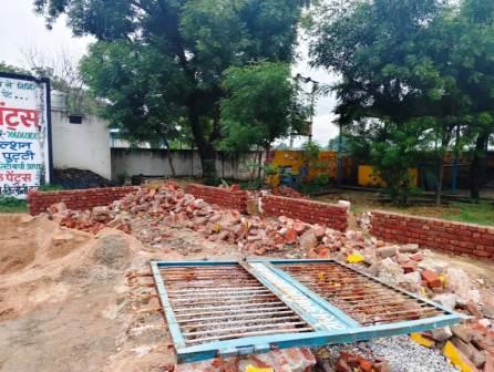 सादाबाद : कचरा प्रबंधन केंद्र की दीवार तोड़ी, हंगामा, ग्राम पंचायत कजरौठी का मामला, प्रधान पर दीवार तोड़कर दुकान निर्माण कराने का आरोप, मौके पर पहुंची नायब तहसीलदार और पुलिस ने रुकवाया निर्माण कार्य