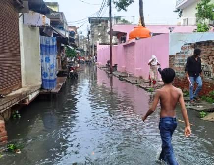 सादाबाद : बारिश से पानी में डूबे कस्बे के कई इलाके, सुभाष गली में स्थिति ज्यादा खराब, स्कूली बच्चे, अभिभावक हुए परेशान