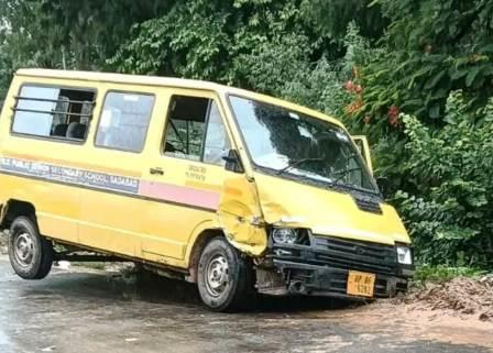 सादाबाद : जैतई रोड पर आमने सामने से भिड़े स्कूली वाहन, बच्चों से भरी मिनी बस और वैन टकराई, दोनों में बच्चे सुरक्षित