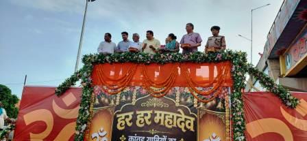 हातिसा पुल के पास कांवड़ श्रद्धालुओं पर हुई पुष्पवर्षा, ‘बम-बम भोले’ के जयकारों से गूंजा माहौल