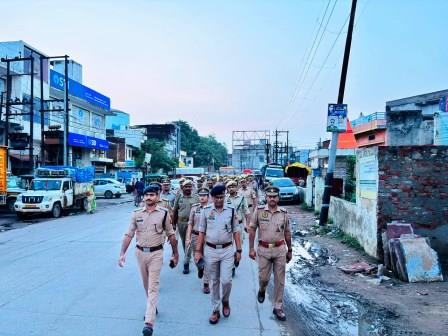 कांवड़ यात्रा को लेकर हाथरस पुलिस अलर्ट, एएसपी ने शहर में पैदल गश्त कर परखी सुरक्षा व्यवस्था