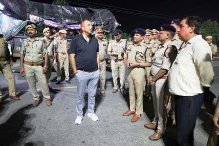 कांवड़ यात्रा को लेकर एडीजी आगरा जोन एसके भगत ने हाथरस में परखी सुरक्षा व्यवस्था, कांवड़ियों को बांटी रिफ्लेक्टर जैकेट