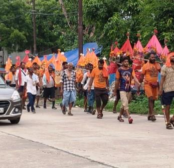पंचक खत्म होते ही बढ़ी कांवड़ियों की भीड़, सावन के दूसरे सोमवार पर कांवड़ियों का सैलाब, भारी वाहनों की हाथरस में नो एंट्री, पुलिस-प्रशासन ने कसी कमर