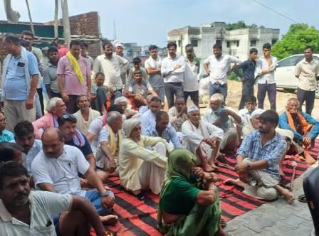 सादाबाद : झूठे आरोप का ग्रामीणों ने कोतवाली पर किया विरोध, सलेमपुर में एक परिवार द्वारा युवक पर लगाया गया था छेड़छाड़ का आरोप, ग्रामीणों ने आरोपों को बताया निराधार, पुलिस जांच में जुटी