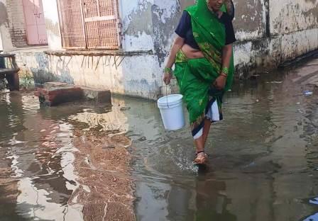 सादाबाद : कूपा गली में जलभराव बना मुसीबत, नालियों की नियमित सफाई न होने के कारण दिक्कत झेल रहे लोग