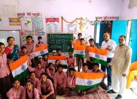 सादाबाद : रंगोली और चित्रकला प्रतियोगिता में दिखा देशप्रेम, हर घर तिरंगा कार्यक्रम के तहत पूर्व माध्यमिक विद्यालय मीरपुर में हुआ कार्यक्रम