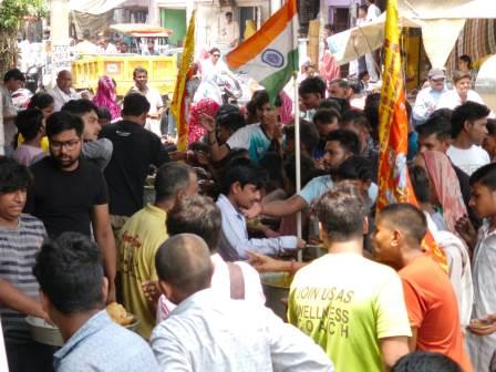सहपऊ : सावन के दूसरे सोमवार को होलीगेट पर लगा भंडारा, श्रद्धालुओं ने ग्रहण किया प्रसाद, पूड़ी-सब्जी के साथ बूंदी व पेठा बांटा