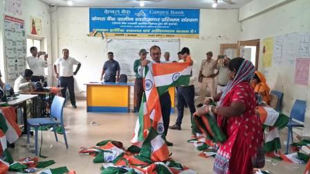 हाथरस में ‘हर घर तिरंगा’ अभियान को मिल रहा जोर, स्वयं सहायता समूह की दीदियां बना रहीं राष्ट्रीय ध्वज