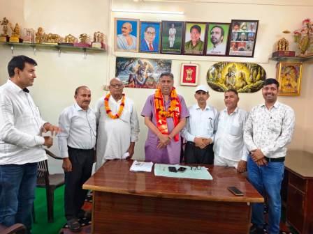 सादाबाद : राजकीय कला संग्रहालय एवं आर्ट गैलरी की स्थापना की पहल, विधायक ने मुख्यमंत्री को सौंपा था प्रस्ताव, चित्रकार हाथरसी ने विधायक का किया अभिनंदन, हाथरस की कला को राष्ट्रीय-अंतरराष्ट्रीय पहचान दिलाने की दिशा में ऐतिहासिक कदम