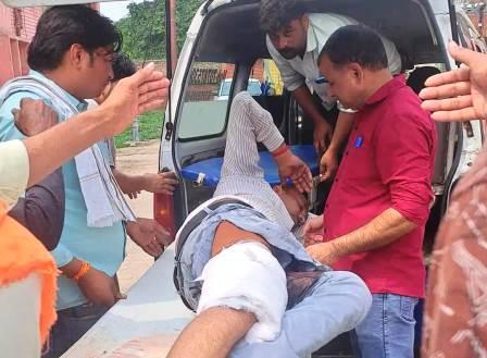 सादाबाद : बाईकों की भिड़ंत में बाइक सवार घायल, मुरसान रोड पर भिड़ीं दो बाईकें, घायल को लाया गया सीएचसी