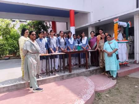 रामेश्वरदास अग्रवाल कन्या महाविद्यालय में तिरंगा प्रदर्शनी और सेल्फी कार्यक्रम का आयोजन