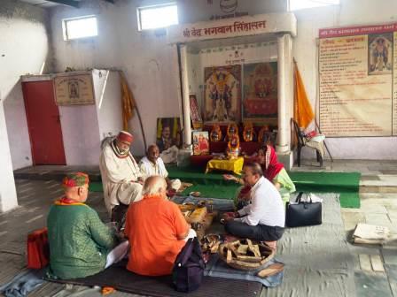 विश्व शांति और सद्भावना के लिए दाऊजी महाराज किला परिसर में हुआ विष्णु यज्ञ