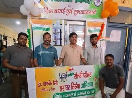 सादाबाद : लोगों को खूब लुभा रहे सेल्फी प्वाइंट, आजादी पर्व के मद्देनजर सरकारी भवनों में बनाए गये हैं सेल्फी प्वाइंट
