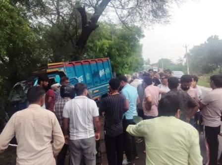 सादाबाद : सड़क हादसे में दो युवकों की दर्दनाक मौत, मथुरा रोड पर विधिपुर के निकट मैजिक लोडर ने बाइक को मारी टक्कर, मृतक बाइक सवारों की शिनाख्त नहीं, पोस्टमार्टम के लिए भेजे शव