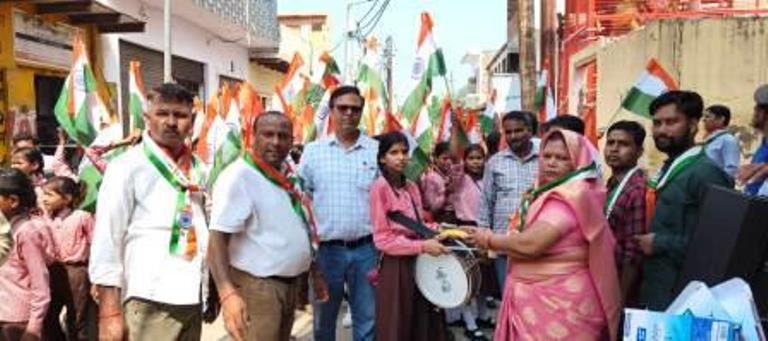 सहपऊ में गाजे-बाजे के साथ निकली भव्य तिरंगा रैली, देशभक्ति के नारों से गूंजा नगर