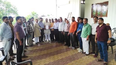सिकन्दराराऊ : वीडियो कॉल से शिक्षकों के ऑनलाइन निरीक्षण के आदेश का विरोध, शिक्षक संघ ने विधायक को सौंपा ज्ञापन