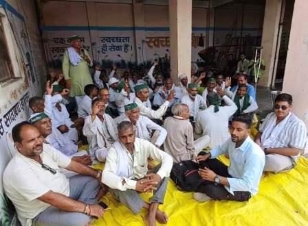 सादाबाद : पूरी तरह से माफ़ हो कोल्ड स्टोरेज किराया, किसानों का धरना चौथे दिन भी जारी, भारतीय किसान यूनियन (टिकैत) के बैनर तले चल रहा है धरना