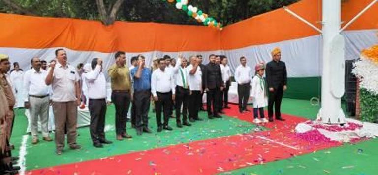 हाथरस कलेक्ट्रेट में शान से लहराया तिरंगा, गूंजा राष्ट्रगान, डीएम ने दिलाया राष्ट्रसेवा का संकल्प, शहीदों के परिजनों को मिला सम्मान, डीएम ने कहा- मूल्यों से बनता है राष्ट्र