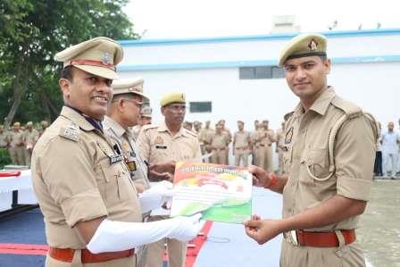 पुलिस लाइन में शान से लहराया तिरंगा, एसपी ने पुलिसकर्मियों को दिलाई राष्ट्र सेवा की शपथ