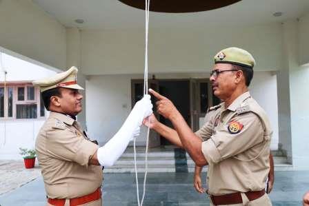 एसपी कैंप कार्यालय पर शान से लहराया तिरंगा, पुलिसकर्मियों ने लिया राष्ट्र की एकता-अखंडता का संकल्प
